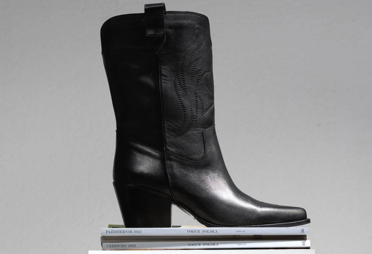 Uniwersalność to ich drugie imię, a projektanci co sezon udowadniają, że botki damskie są niezastąpionym elementem kobiecej garderoby. Ten rodzaj obuwia doskonale sprawdza się w okresach przejściowych, pozwalając na tworzenie niezliczonych, stylowych zestawów na różne okoliczności. Jeden dobrze dobrany model potrafi całkowicie odmienić charakter stylizacji, od formalnej elegancji po niezobowiązujący, miejski luz. Właśnie dlatego warto mieć w swojej szafie przynajmniej jedną parę, która stanie się idealną bazą dla wielu modowych eksperymentów.