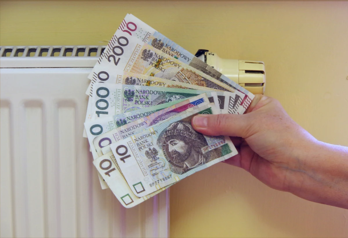 Bon energetyczny - wsparcie w ramach tego programu planuje rząd premiera Donalda Tuska. W tym roku można jednak otrzymać dodatek w ramach tzw. bonu ciepłowniczego, który wyniesie do 1750 zł, a w przyszłym roku do 3500 zł. Rada Ministrów przyjęła już projekt ustawy o bonie ciepłowniczym i przedłużyła mrożenie cen energii elektrycznej na poziomie 500 zł/MWh dla gospodarstw domowych. Rachunki za prąd do końca tego roku zatem nie wzrosną.