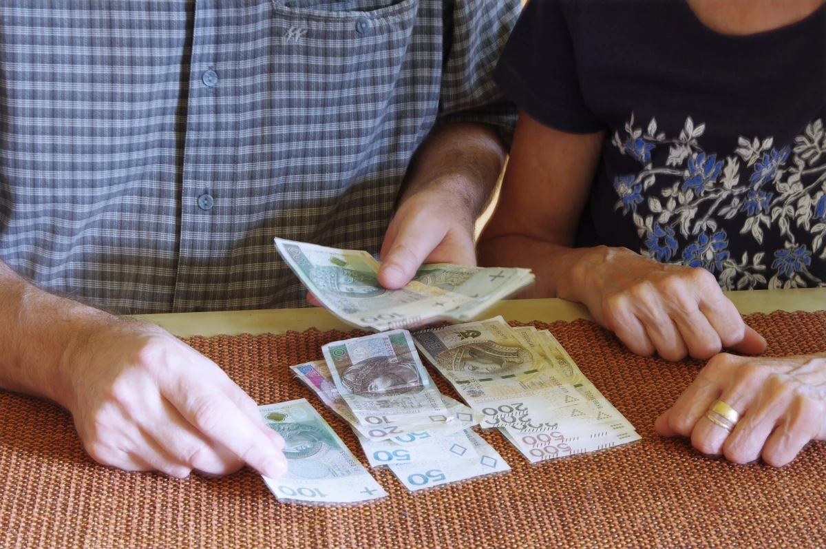 3986,91 zł - tyle w pierwszym półroczu tego roku wyniosła średnia emerytura. To o 9,1 proc. więcej niż w tym samym okresie w zeszłym roku. ZUS poinformował, że w tym roku wypłacał średnio 8 mln świadczeń emerytalno-rentowych miesięcznie, w tym 6,4 mln emerytur, 1,2 mln rent rodzinnych i 480,7 tys. rent z tytułu niezdolności do pracy.