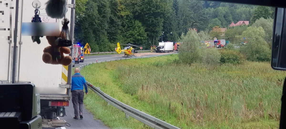 We wtorkowy poranek na DK75 w małopolskich Witowicach Dolnych doszło do tragicznego w skutkach czołowego zderzenia osobówki z dostawczakiem. W wypadku zginęła młoda, 22-letnia kobieta.