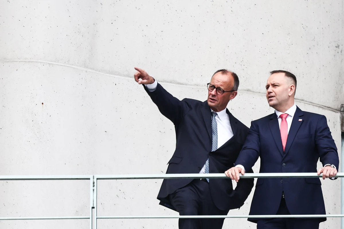 Kanclerz Niemiec Friedrich Merz podczas rozmowy z prezydentem Karolem Nawrockim zapewnił, że w obliczu rosyjskiego zagrożenia Niemcy "mocno i niezachwianie" stoją po stronie Polski. Taką informację przekazał rzecznik niemieckiego rządu Sebastian Hille. Wcześniej Nawrocki rozmawiał z prezydentem RFN Frankiem-Walterem Steinmeierem m.in. o reparacjach. Usłyszał, że z perspektywy Berlina sprawa jest prawnie definitywnie uregulowana.