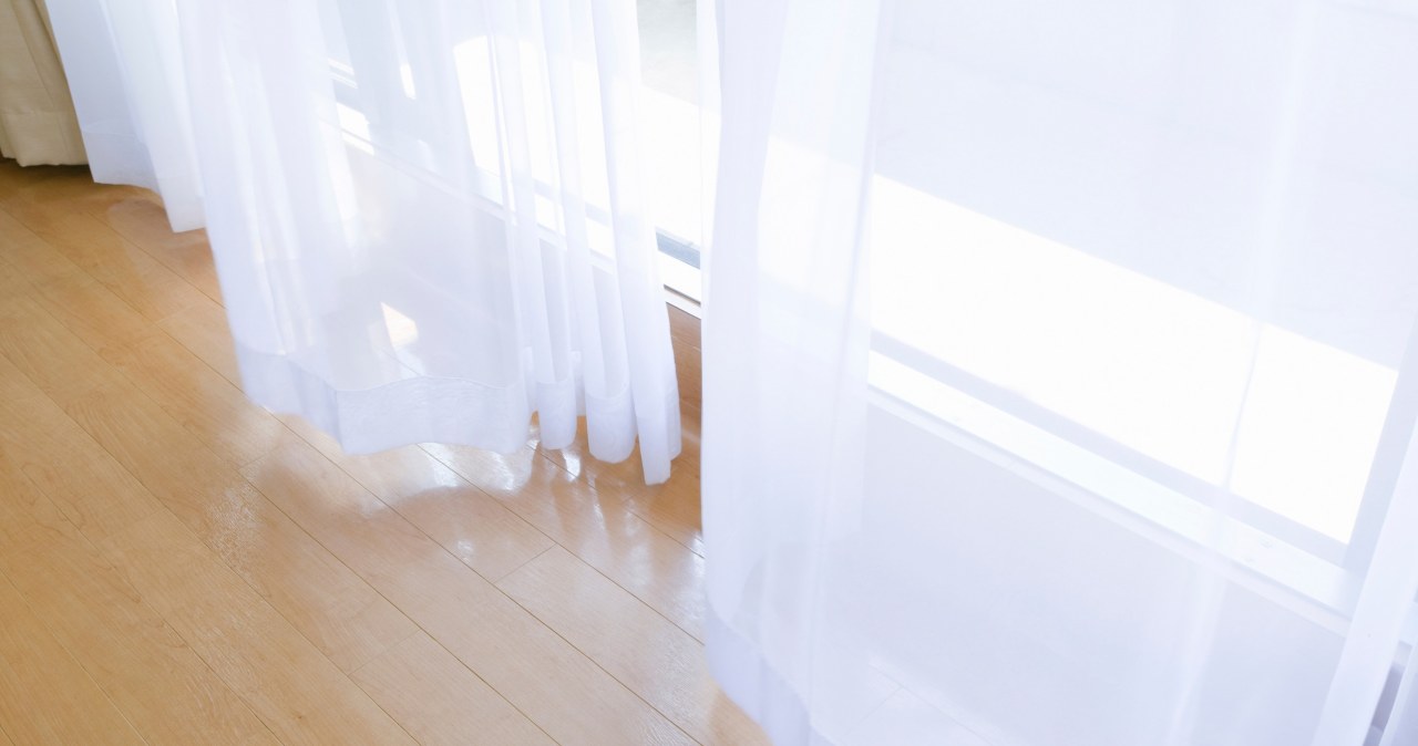 Zasłony jak nowe. Poznaj ten trik na śnieżnobiałe zasłony