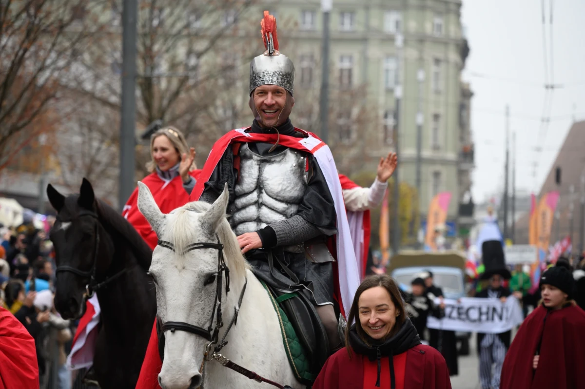 W tym roku nie będzie tradycyjnego korowodu podczas obchodów imienin ulicy Święty Marcin w Poznaniu! 11 listopada główną ulicą miasta nie przejadą kolorowe platformy i artyści ze Świętym Marcinem na czele.