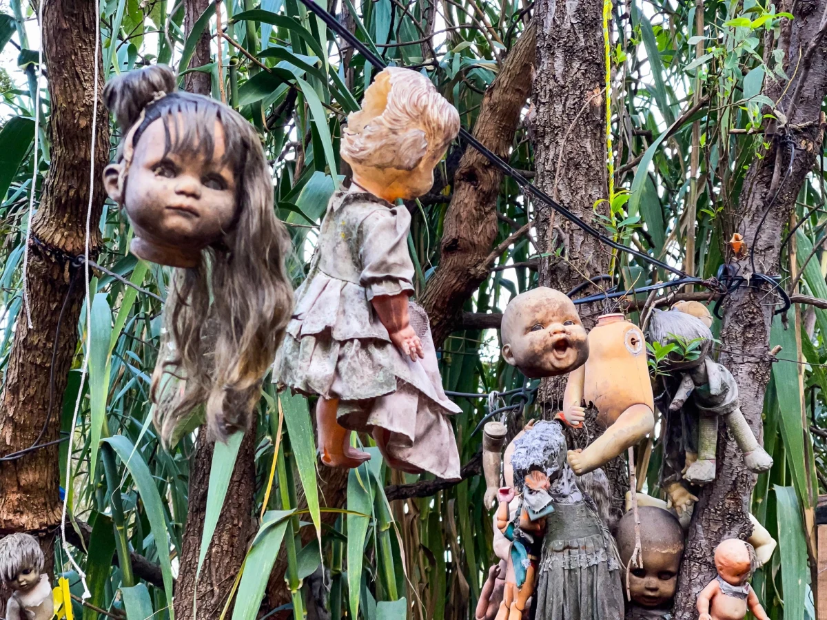 Na obrzeżach Mexico City znajduje się miejsce, które od lat budzi grozę i fascynację turystów z całego świata. Wyspa Lalek to nie tylko nietypowa atrakcja, ale także świadectwo tragicznej historii.