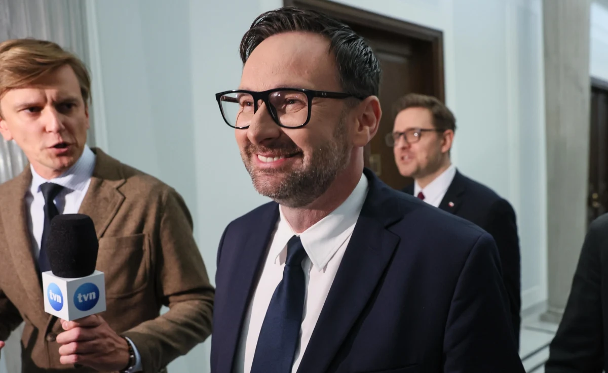 ​Tuż przy linii brzegowej jeziora Kisajno ma powstać gigantyczna inwestycja, w której skład ma wejść hotel, kilkadziesiąt apartamentowców, domki na wodzie, a nawet klinika. Mieszkańcy i ekolodzy alarmują, że projekt był ukrywany przed opinią publiczną, a jego realizacja może na zawsze zmienić charakter tego malowniczego regionu. W tle tej historii pojawia się nazwisko Daniela Obajtka.