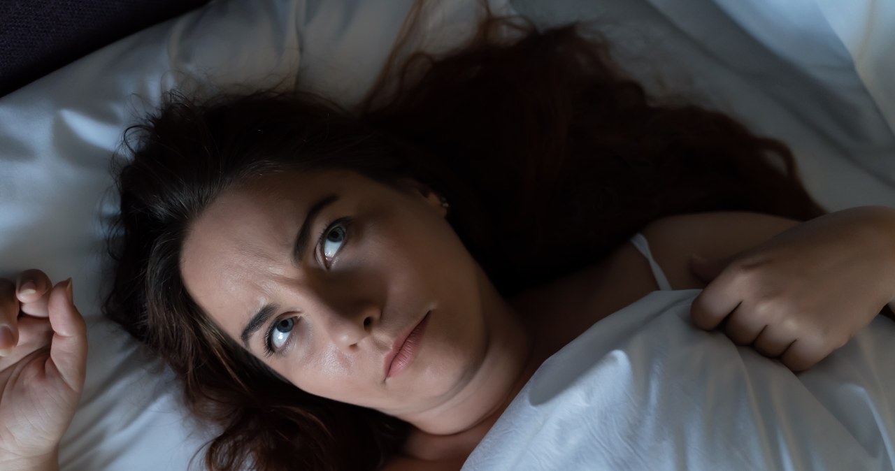 Zimna woda wieczorem i kołdra obciążeniowa. Czyli jak lepiej zasnąć, na chłodno, ale z kołdrą