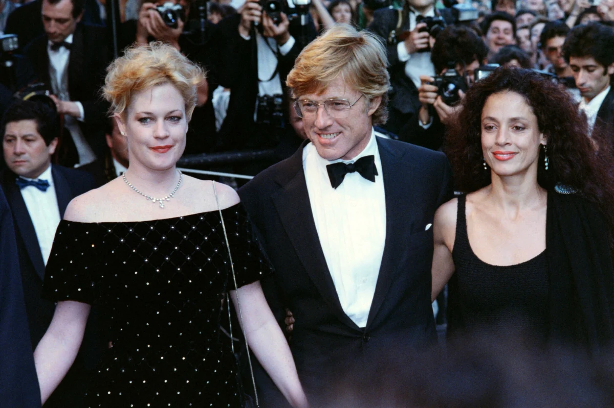 Robert Redford, jeden z najwybitniejszych aktorów i reżyserów Hollywood, zmarł 16 września w wieku 89 lat. Jak poinformował jego rzecznik w oświadczeniu cytowanym przez portal New York Times, artysta odszedł we śnie w swoim domu w Sundance w stanie Utah. "Będzie go bardzo brakowało" - napisano. Bliscy proszą o uszanowanie prywatności. Wiele lat temu aktor przeżył osobistą tragedię, żegnając dwójkę swoich dzieci.