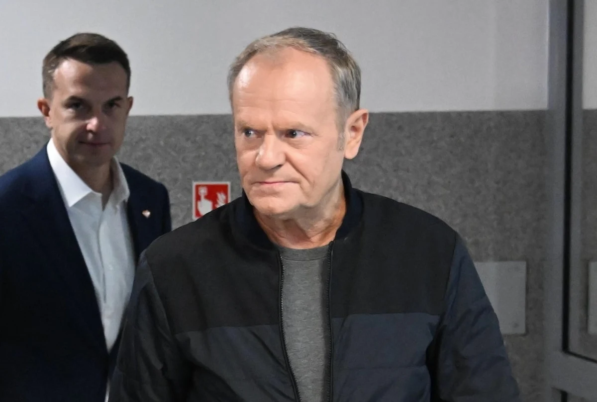 Donald Tusk stanowczo odpowiedział na słowa Karola Nawrockiego, który domaga się wyjaśnień ws. uszkodzenia domu w Wyrykach na Lubelszczyźnie. "Cała odpowiedzialność spada na Rosję. Łapy precz od polskich żołnierzy" - stwierdził premier.