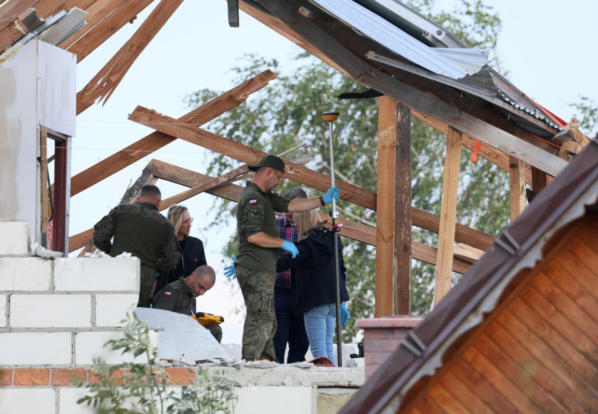 Zniszczony dom w Wyrykach zostanie odbudowany. Kto za to zapłaci?
