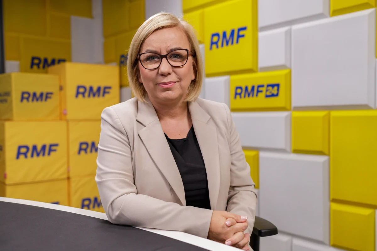 "Nie ma mowy o strzelaniu do niedźwiedzi" - powiedziała w Popołudniowej rozmowie w RMF FM Paulina Henning-Kloska, zapytana o wydanie zgody na odstrzał czterech niedźwiedzi, o którą wystąpił wójt Soliny w Bieszczadach. "Umówiliśmy się też z miejscowymi włodarzami na to, że będziemy kopiować sposób działania z Tatrzańskiego Parku Narodowego, gdzie zaobrożowanych mamy sporą cześć populacji niedźwiedzi, zwłaszcza tę, która lubi zejść do terenów zamieszkanych przez ludzi, i monitorować ich obecność, i płoszyć" - dodała minister klimatu i środowiska.
