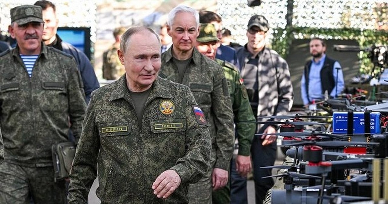 wiadomości,aktualności,Interia Władimir Putin pojawi się w mundurze. Niespodziewana wizyta na poligonie Mulino
