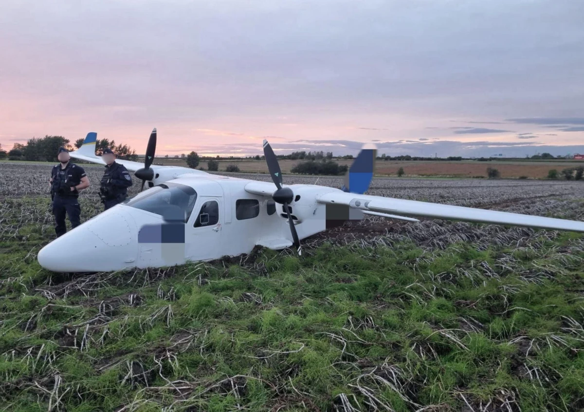 We wtorek po godz. 18. mały samolot lądował awaryjnie bez podwozia na obrzeżach Gliwic (woj. śląskie). Do zdarzenia doszło na polach poza lotniskiem u zbiegu ul. Bojkowskiej i Granicznej. Na miejsce zostały wysłane cztery zastępy straży pożarnej, lądował również śmigłowiec LPR. Samolotem podróżowały dwie osoby - instruktor oraz kursant. Na szczęście nie ma osób poszkodowanych - dowiedziało się RMF FM. Informację otrzymaliśmy na Gorącą linię.