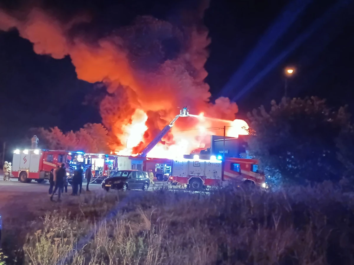 Ogromny pożar w Czeladzi (Śląskie). Zapaliła się hala produkcyjna przy ul. Rzemieślniczej. Zawalił się dach, a jeden ze strażaków został poszkodowany - informowała reporterka RMF FM Anna Kropaczek. Ogień udało się opanować przed północą. Przed godz. 3 dyspozytor przekazał RMF FM, że na miejscu zostało kilka jednostek, żeby doglądać pogorzelisko, ale sytuacja w pełni opanowana. 