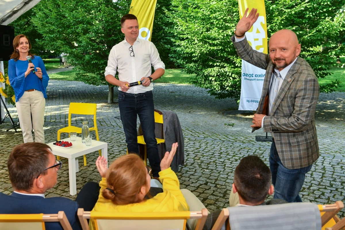 Jacek Bury, były senator, lider Polski 2050 na Lubelszczyźnie, poinformował, że odchodzi z partii Szymona Hołowni. "Polityczna rzeczywistość okazała się dla mnie kolejnym bolesnym doświadczeniem (...). Kierunek, który przyjęto, coraz bardziej oddala się od wartości, które są dla mnie najważniejsze. To już nie jest droga, którą chcę iść - nie mogę firmować swoim nazwiskiem takich działań" - napisał w oświadczeniu.