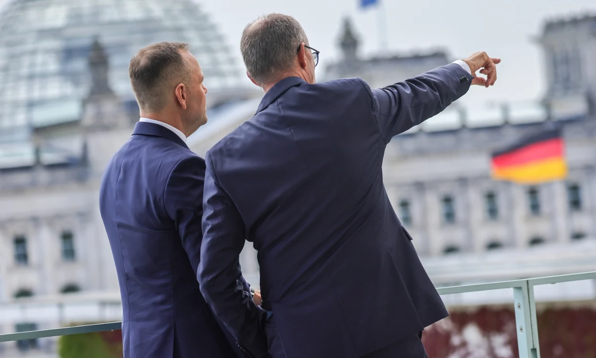 Niemieccy komentatorzy nie szczędzą krytyki prezydentowi Karolowi Nawrockiemu za podnoszenie kwestii reparacji wojennych podczas wizyty w Berlinie. Ich zdaniem, w obliczu rosnącego zagrożenia ze strony Rosji, Polska powinna stawiać na współpracę z Niemcami w dziedzinie bezpieczeństwa, a nie na spory o przeszłość. W ocenie niemieckiej prasy, forsowanie roszczeń reparacyjnych nie leży w interesie Warszawy i może osłabić relacje z kluczowym sojusznikiem w NATO i Unii Europejskiej.