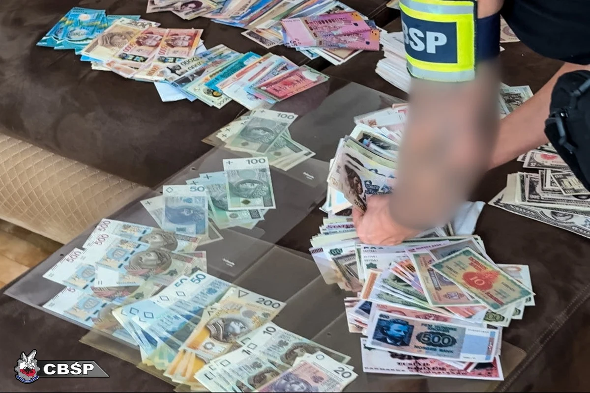 ​Mężczyznę podejrzanego o fałszowanie na dużą skalę banknotów różnych walut zatrzymali funkcjonariusze Centralnego Biura Śledczego Policji - informuje Krzysztof Zasada, reporter RMF FM. 47-latek w Prokuraturze Okręgowej w Szczecinie usłyszał zarzuty i trafił do aresztu.