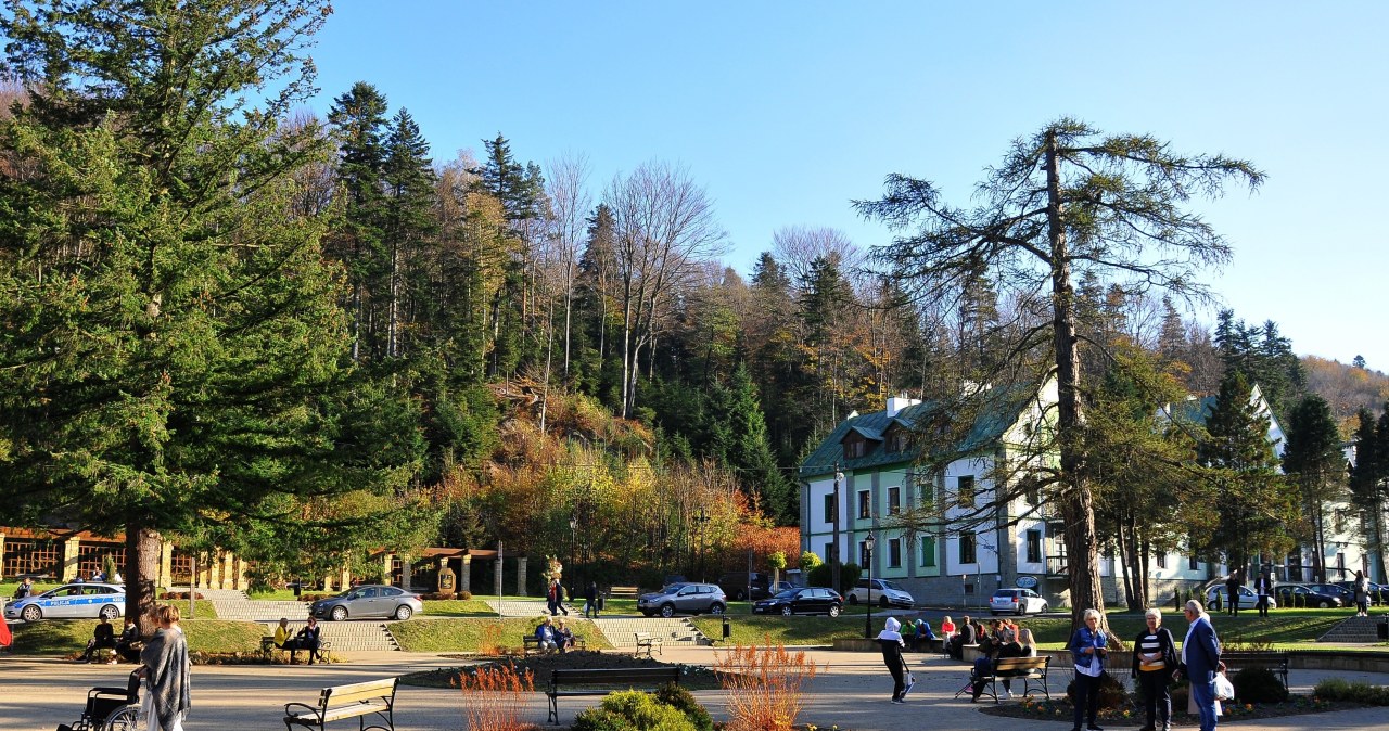 Jesień to najlepszy czas, żeby odwiedzić to uzdrowisko. Borowiny, spokój i brak tłumów