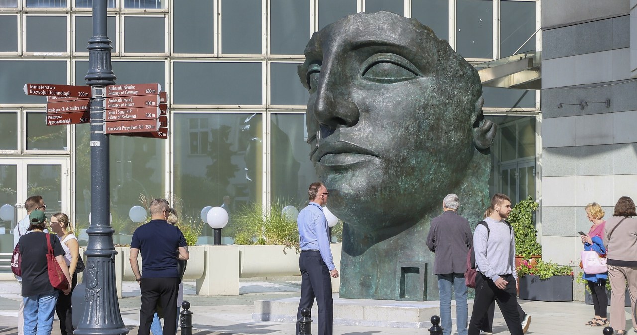 Słynna rzeźba z warszawskiego placu sprzedana. Kwota? "Absolutny rekord cenowy"