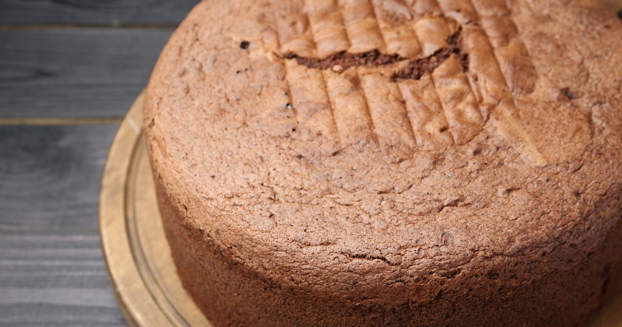 Przepis na czekoladowy biszkopt puszysty jak obłoczek. Dzięki temu nigdy nie opada