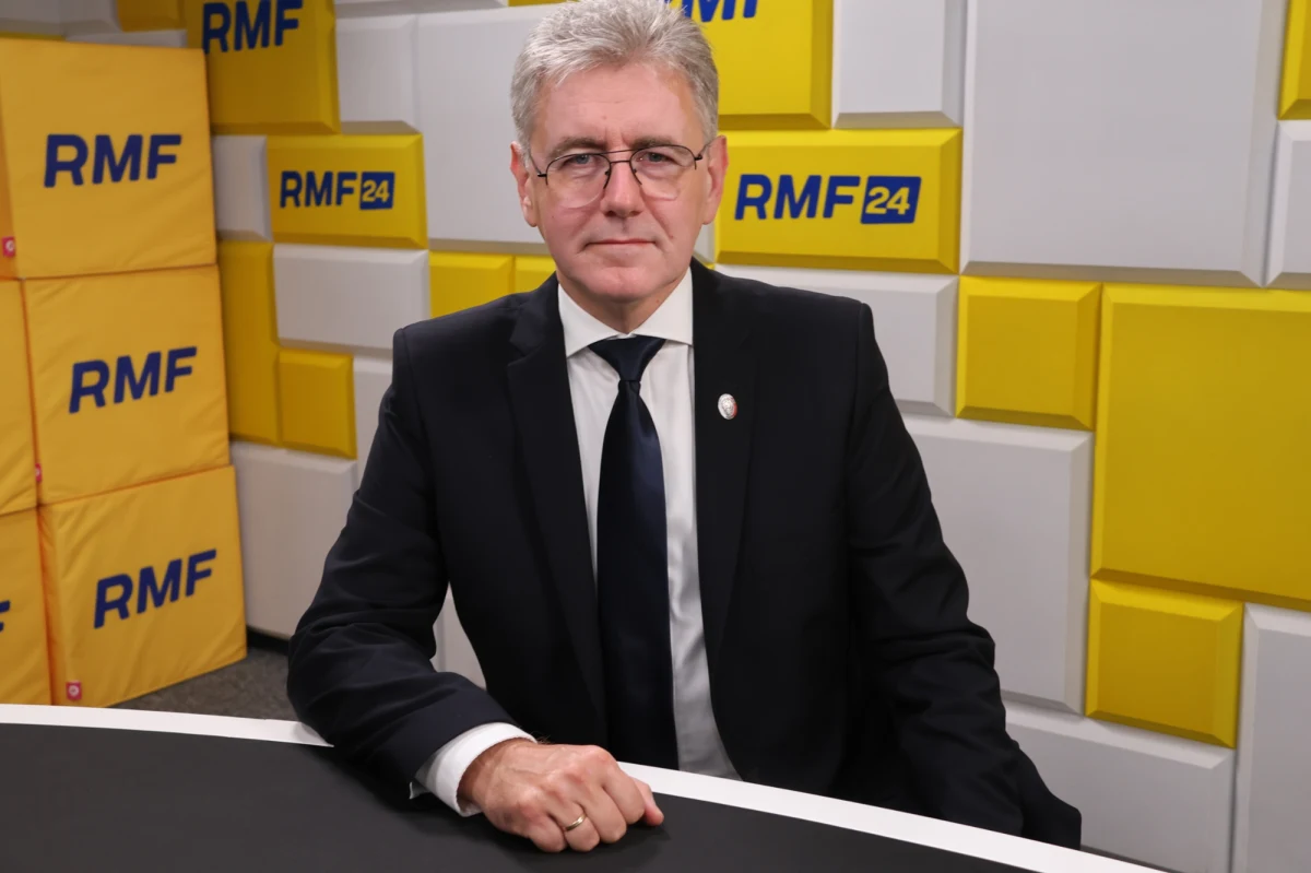 "Czy pan prezydent nie został w pełni poinformowany, to pytanie do jego Biura Bezpieczeństwa Narodowego. Rozumiem, że pan prezydent nie dzwoni do ministra obrony narodowej, tylko po to ma BBN, żeby go doinformowało. To jest szczebel, który pokazuje, czy profesjonalnie zbiera informacje dla zwierzchnika Sił Zbrojnych RP" - powiedział w Rozmowie o 7:00 w Radiu RMF24 Maciej Żywno, wicemarszałek Senatu, wiceprzewodniczący Polski 2050, nawiązując do wiadomości o tym, co dokładnie spadło na dom w Wyrykach po naruszeniu przez rosyjskie drony naszej granicy. "Pan prezydent powinien rozważyć sytuację, w której szef BBN - bez dostępu do informacji - wydłuża drogę w dostępie do nich. Ze strony MON wydaje się, że ścieżki komunikacyjne są stałe i funkcjonują" - dodał polityk. 