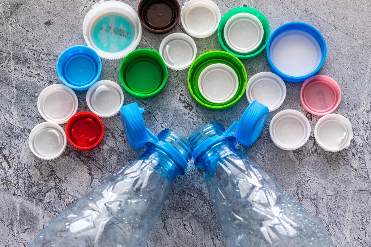 Gdy 1 października zacznie obowiązywać system kaucyjny, będziemy mieli do czynienia z nietypową sytuacją. Na sklepowych półkach staną obok siebie niemal identyczne butelki tych samych napojów. Za jedne będziemy płacić mniej, a za inne więcej. Jak to możliwe? Z czego to wynika?