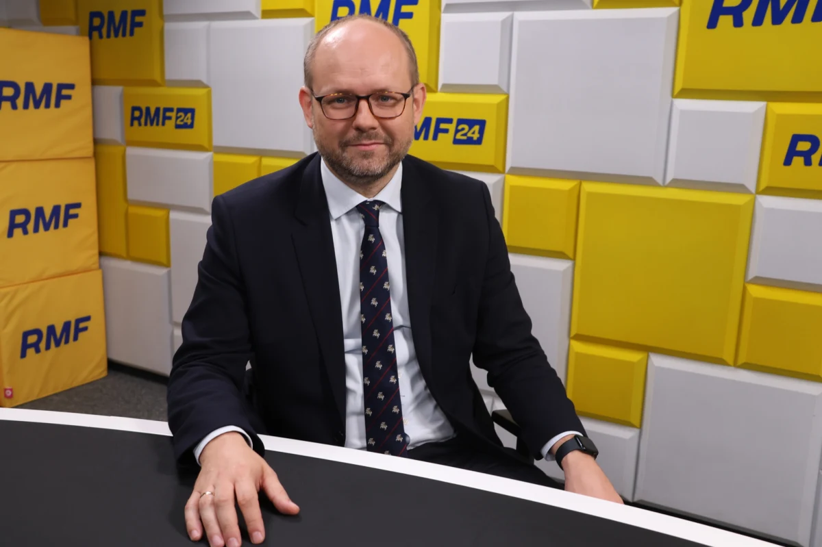 "Radosław Sikorski jako minister rządu stawia się w roli recenzenta, zamiast działającego w imię interesu państwa polskiego" - powiedział w Porannej rozmowie w RMF FM Marcin Przydacz, odpowiadając na wpis szefa MSZ, w którym ten ocenił, że prezydent Karol Nawrocki odniósł w Berlinie w sprawie reparacji wojennych tylko "zwycięstwo moralne". "Byłoby lepiej, gdyby minister Sikorski oddalił się na emeryturę polityczną" - dodał szef prezydenckiego Biura Polityki Międzynarodowej.