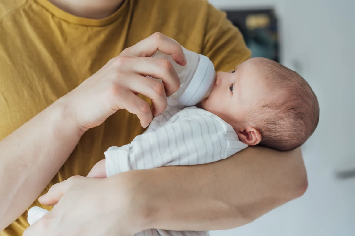 Jeśli jesteś rodzicem wcześniaka, możesz liczyć nawet na 105 dni płatnego w 100 proc. urlopu. Od 19 marca w życie weszły przełomowe zmiany w polskim Kodeksie pracy, które określają zasady przyznawania dni wolnych. Sprawdź, jakie warunki należy spełniać oraz jak skorzystać z tego rodzaju urlopu.