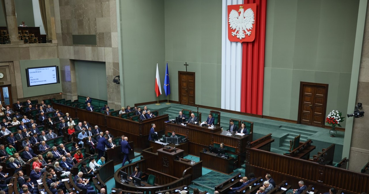 Zmiana lidera i zacięta walka o przekroczenie progu. Nowy sondaż poparcia