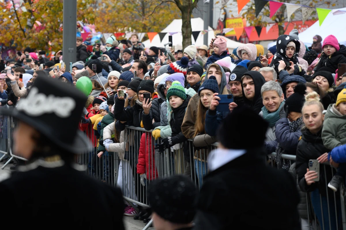 "Decyzję o odwołaniu korowodu podjęli przedstawiciele CK Zamek - ze względów bezpieczeństwa" - informuje wielkopolska policja w wydanym komunikacie. Podczas obchodów imienin ulicy Święty Marcin w Poznaniu 11 listopada zamiast korowodu ma odbyć się impreza masowa. Z oświadczenia policji wynika jednak, że nie jest to jeszcze ostatecznie przesądzone.