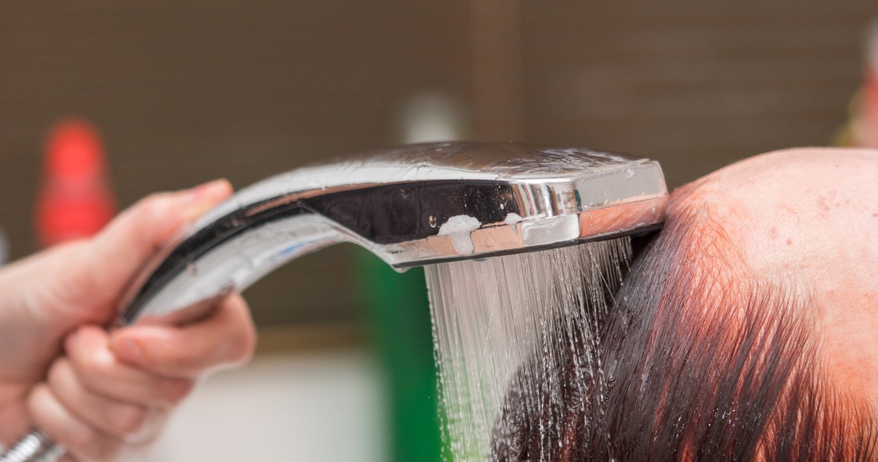 Jak myć włosy, aby miały więcej objętości? Ten banalny trik jest hitem