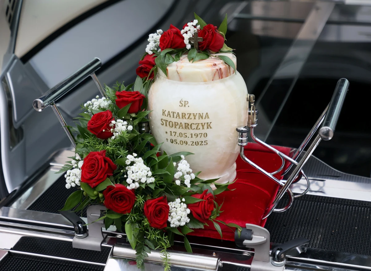 W kościele rektoralnym pw. św. Jacka w Warszawie odbyło się ostatnie pożegnanie Katarzyny Stoparczyk. Dziennikarka znana z wyjątkowej wrażliwości na potrzeby najmłodszych i oddawania im głosu w swoich audycjach 5 września zginęła w wypadku samochodowym w miejscowości Jeżowe na Podkarpaciu. Jej bliscy zaapelowali o nieprzynoszenie kwiatów na pogrzeb. Poprosili o wsparcie inicjatywy, która będzie trwałym upamiętnieniem dziennikarki. Przy Fundacji Wrocławskie Hospicjum dla Dzieci powstanie Pracownia Psychologiczno-Terapeutyczna dla Dzieci i Młodzieży im. Kasi Stoparczyk. 