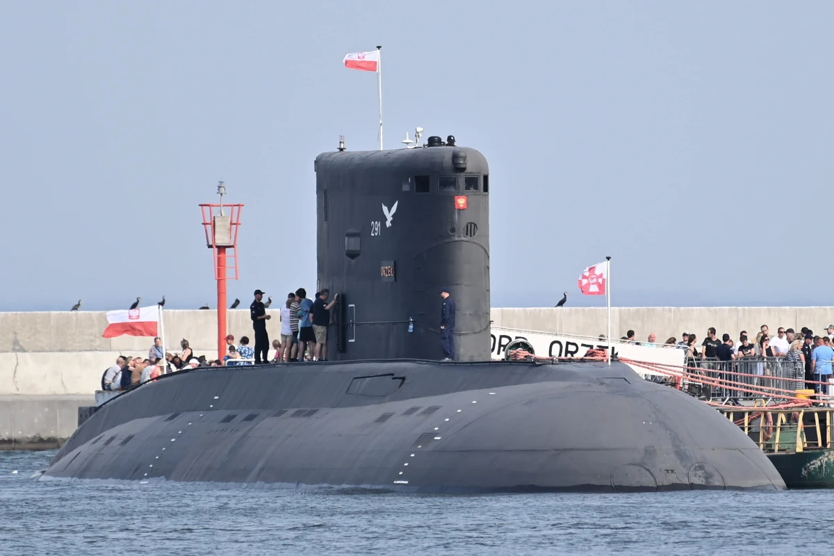 Rząd zatwierdził uchwałę w sprawie zakupu okrętów podwodnych w programie Orka. Transakcja ma zostać sfinalizowana do końca 2025 roku. "Politycy nie uznawali za istotne inwestycji w marynarkę wojenną. Bawiliśmy się w tworzenie armii lądowej, bo marynarka jest niepotrzebna. Nikt nie zwracał uwagi, że akweny morskie są także obszarem poważnej gry politycznej, na którą nie jesteśmy przygotowani. Mam nadzieję, że politycy wreszcie zrozumieją, że siły morskie stanowią bardzo istotny komponent wojskowy" - przyznał w rozmowie z Krzysztofem Urbaniakiem w Radiu RMF24 Piotr Mickiewicz, komandor rezerwy Marynarki Wojennej.