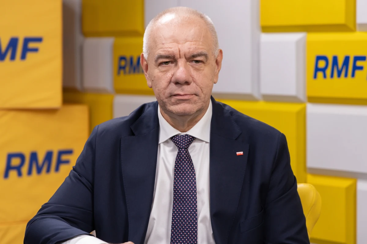 „Ta ambasada jest dzisiaj ogromnym ośrodkiem szpiegowskim, usytuowanym w bezpośredniej bliskości najważniejszych urzędów w Polsce. Została posadowiona w czasach, kiedy Polska była komunistycznym protektoratem. Rosjanie właściwie rządzili wtedy w Warszawie jak u siebie, wykroili sobie kawał Warszawy. To siedziba namiestnika Polski” – w ten sposób Jacek Sasin, poseł PiS, skomentował  w Popołudniowej rozmowie w RMF FM ostatnią inicjatywę jego partii: wywłaszczenia rosyjskiej ambasady w Warszawie.