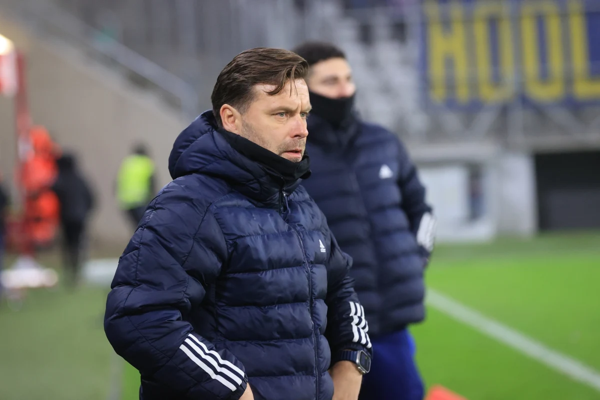 Tomasz Grzegorczyk poprowadzi tymczasowo piłkarzy Pogoni Szczecin po tym, jak we wtorek z funkcją trenera rozstał się Robert Kolendowicz. 