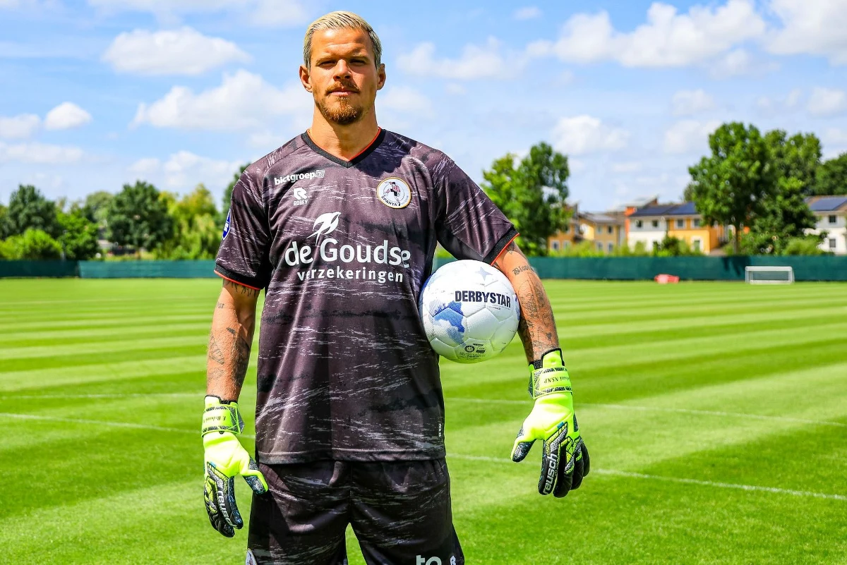 Ostatnie lata spędził w Lechu Poznań, ale jego piłkarska kariera jest zdecydowanie mocniej związana z Holandią niż z Polską. Bramkarz Filip Bednarek latem został zawodnikiem najstarszego holenderskiego klubu: Sparty Rotterdam. W rozmowie z Patrykiem Serwańskim wrócił do swoich początków w Holandii. A wyjechał do tego kraju jako 15-latek. Dziś ma w Holandii rodzinę i to z tym krajem wiąże swoją przyszłość.