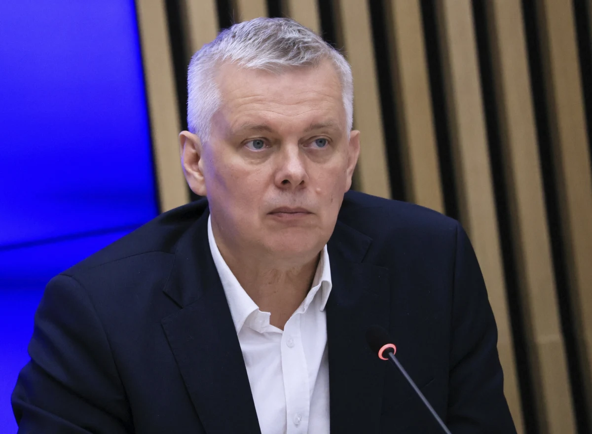 Minister koordynator służb specjalnych Tomasz Siemoniak potwierdził, że wszystko wskazuje na to, iż dom w Wyrykach w woj. lubelskim został uszkodzony przez rakietę wystrzeloną przez polski samolot F-16. Był to efekt nocnych działań sił sojuszniczych NATO, które zdecydowały się zestrzelić rosyjskie drony, naruszające polską przestrzeń powietrzną.