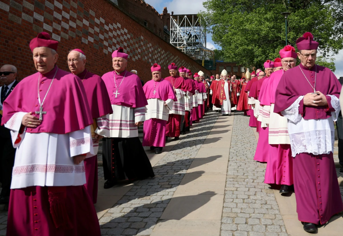 Kościół katolicki w ciągu dziewięciu lat stracił zaufanie prawie jednej czwartej społeczeństwa, a najbardziej alarmująca zmiana nastąpiła w ciągu ostatniego roku - wynika z badania przeprowadzonego przez IBRiS dla PAP. Obecnie niewiele ponad jedna trzecia Polaków deklaruje zaufanie do Kościoła. "Biję się w piersi, chociaż wiem, że to nie wystarczy" - napisał na portalu X biskup sosnowiecki Artur Ważny. "Poziom zaufania do Kościoła katolickiego jako instytucji jest odzwierciedleniem zaufania do biskupów" - skomentował te wyniki ks. prof. Andrzej Kobyliński, kierownik Katedry Etyki UKSW w Warszawie.
