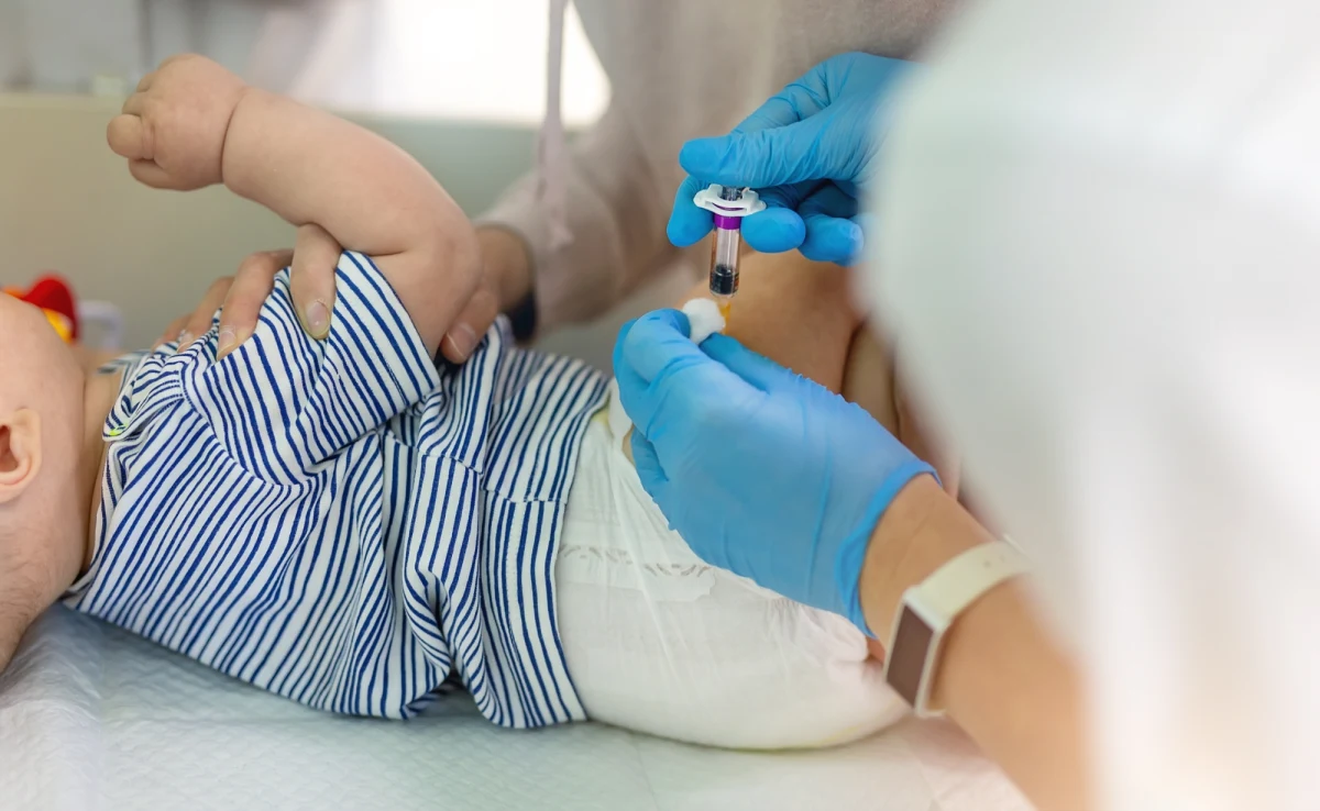 Susan Monarez, odwołana po niespełna miesiącu pracy szefowa amerykańskiego Centrum Zapobiegania i Kontroli Chorób, podczas przesłuchania w Senacie ostro skrytykowała podejście sekretarza zdrowia Roberta F. Kennedy’ego jr. Jej zdaniem forsowane przez niego zmiany w polityce szczepień mogą doprowadzić do nawrotu groźnych, dawno zapomnianych chorób i poważnie zagrozić bezpieczeństwu najmłodszych.