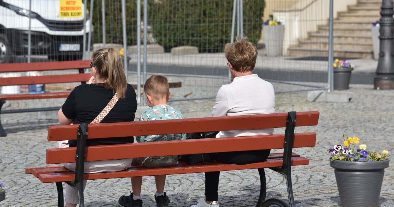 Topnieje wartość "babciowego". Ministerstwo zabrało głos ws. waloryzacji