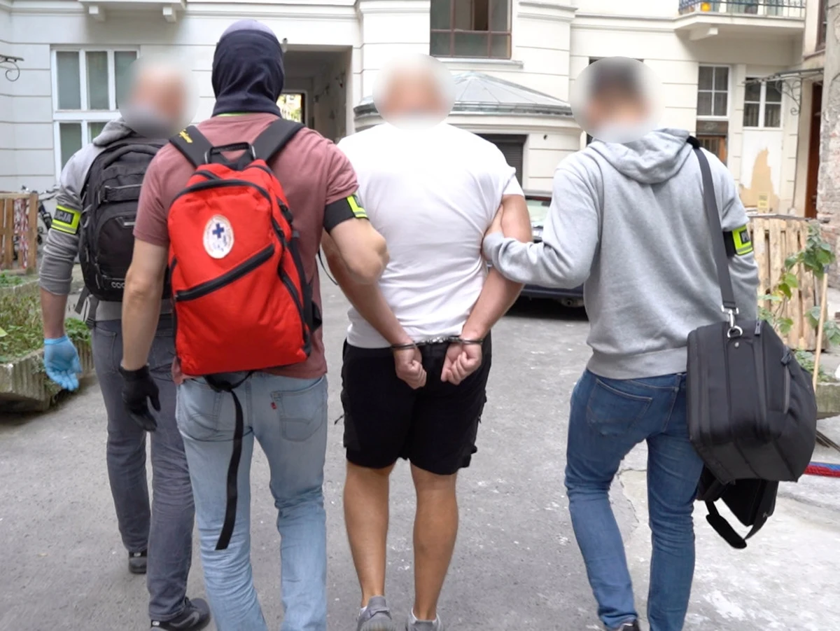 Stołeczni policjanci rozbili grupę przestępczą okradającą podwarszawskie wille. Kilka dni temu w tej sprawie zatrzymano czterech mężczyzn. Trzech z nich usłyszało już zarzuty kradzieży z włamaniem. Trafili do aresztu.