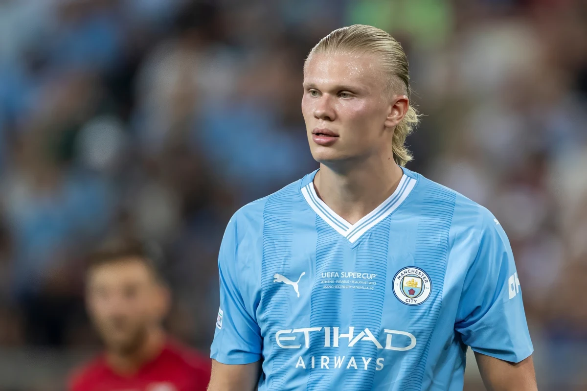 Erling Haaland, gwiazda Manchesteru City, zanotował spektakularny awans na liście najbogatszych Norwegów i przesunął się o 80 pozycji w górę. W ciągu ostatniego roku jego fortuna niemal się podwoiła, a piłkarz zarobił więcej niż czołowi menedżerowie w kraju.