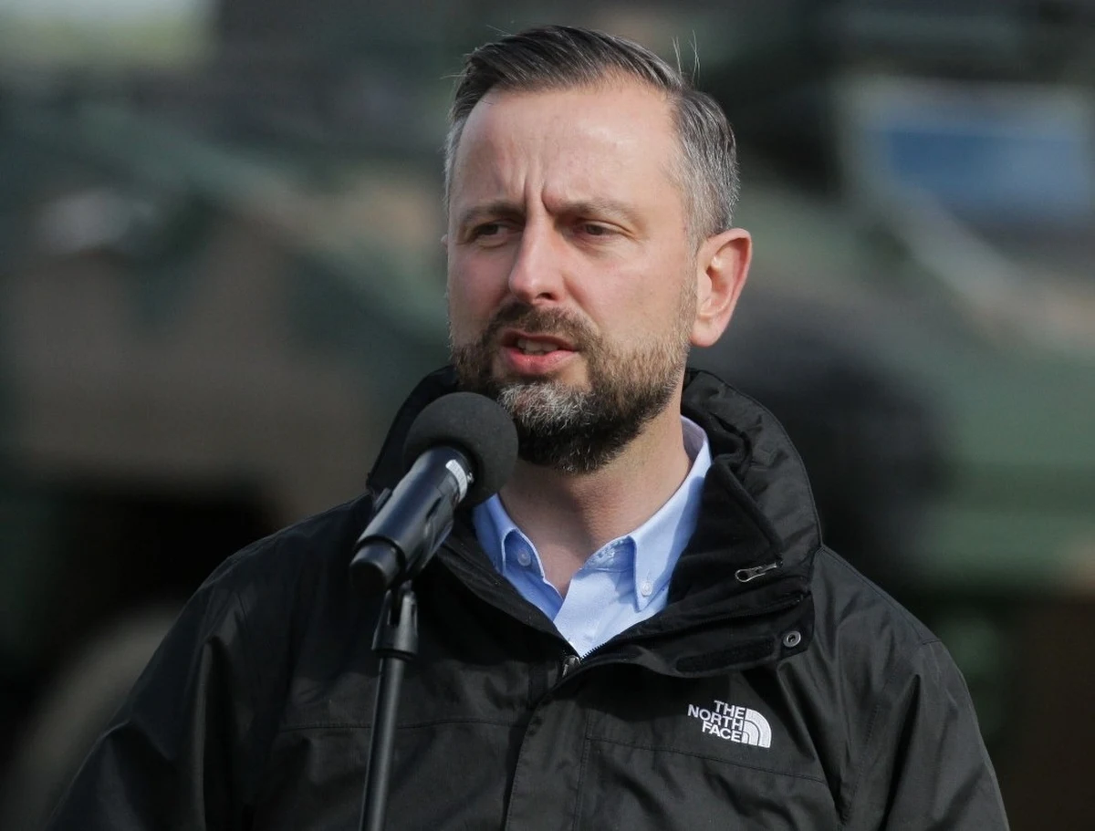 Minister obrony narodowej Władysław Kosiniak-Kamysz w czwartek przybył z wizytą do Kijowa. W ukraińskiej stolicy spotka się ze swoim ukraińskim odpowiednikiem, Denysem Szmyhalem. Politycy będą omawiać kwestie związane ze współpracą wojskową, o czym poinformował resort obrony w mediach społecznościowych. Jest to druga wizyta przedstawiciela polskich władz w sąsiedniej Ukrainie w ostatnim czasie. W ubiegły piątek Kijów odwiedził szef resortu spraw zagranicznych Radosław Sikorski. 