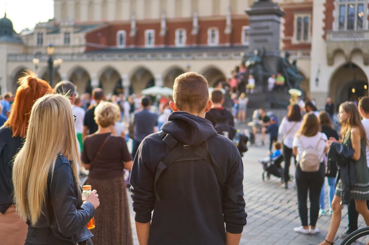 Jesień w Polsce potrafi zaskoczyć - po pierwszych chłodach i przymrozkach nagle powraca ciepło, a słońce rozpieszcza nas przez kilka dni. To zjawisko, znane jako babie lato, od lat fascynuje zarówno miłośników przyrody, jak i naukowców. Co sprawia, że po ochłodzeniu wraca przyjemna pogoda? Odpowiedzi szuka fizyk atmosfery dr Dariusz Baranowski z Instytutu Geofizyki PAN.