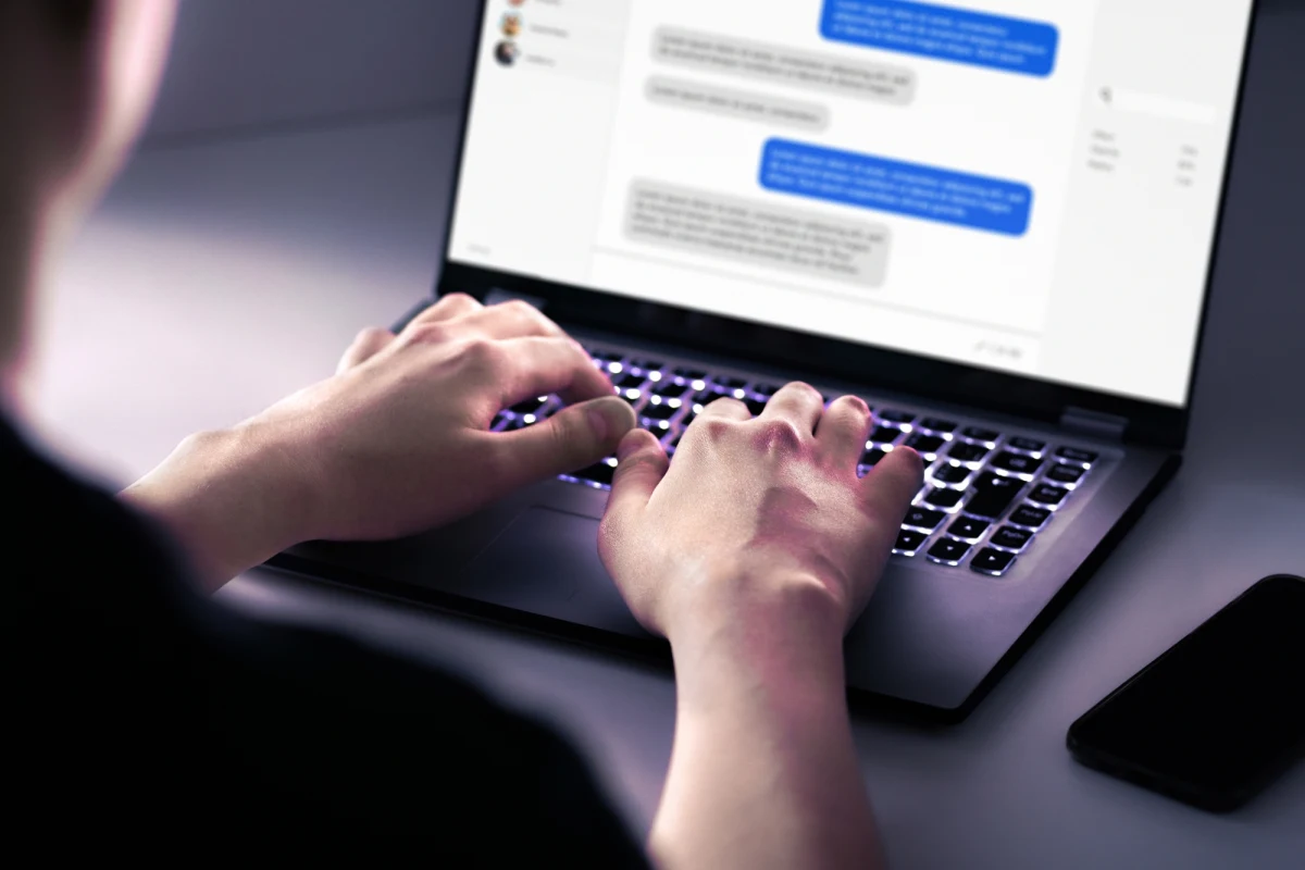 To już prawdziwa plaga. Oszuści nie od dzisiaj czują się w internecie jak ryba w wodzie. Ostatnio jednak, na co zwracają uwagę służby, doskonalą swoje metody, by wyłudzić dane osobowe, a także pieniądze użytkowników mediów społecznościowych. Policja przestrzega przed nowym sposobem oszustwa, który zaczyna wieść prym w sklepach internetowych.