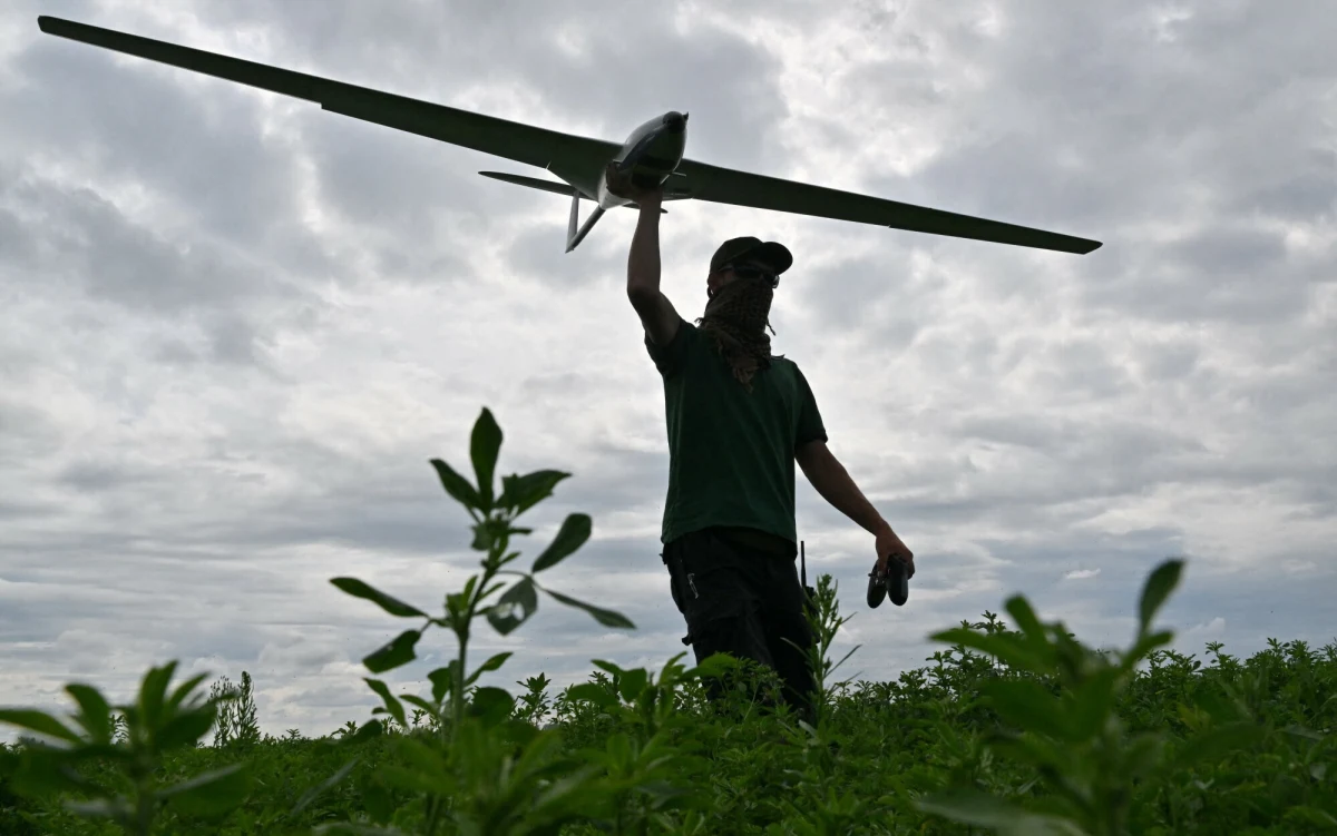 ​Polska będzie współpracować z Ukrainą m.in. w zakresie zdobywania umiejętności operowania dronami - poinformował Władysław Kosiniak-Kamysz. "Podpiszemy porozumienie" - zapowiedział szef MON, który w czwartek złożył niezapowiedzianą wizytę w Kijowie.