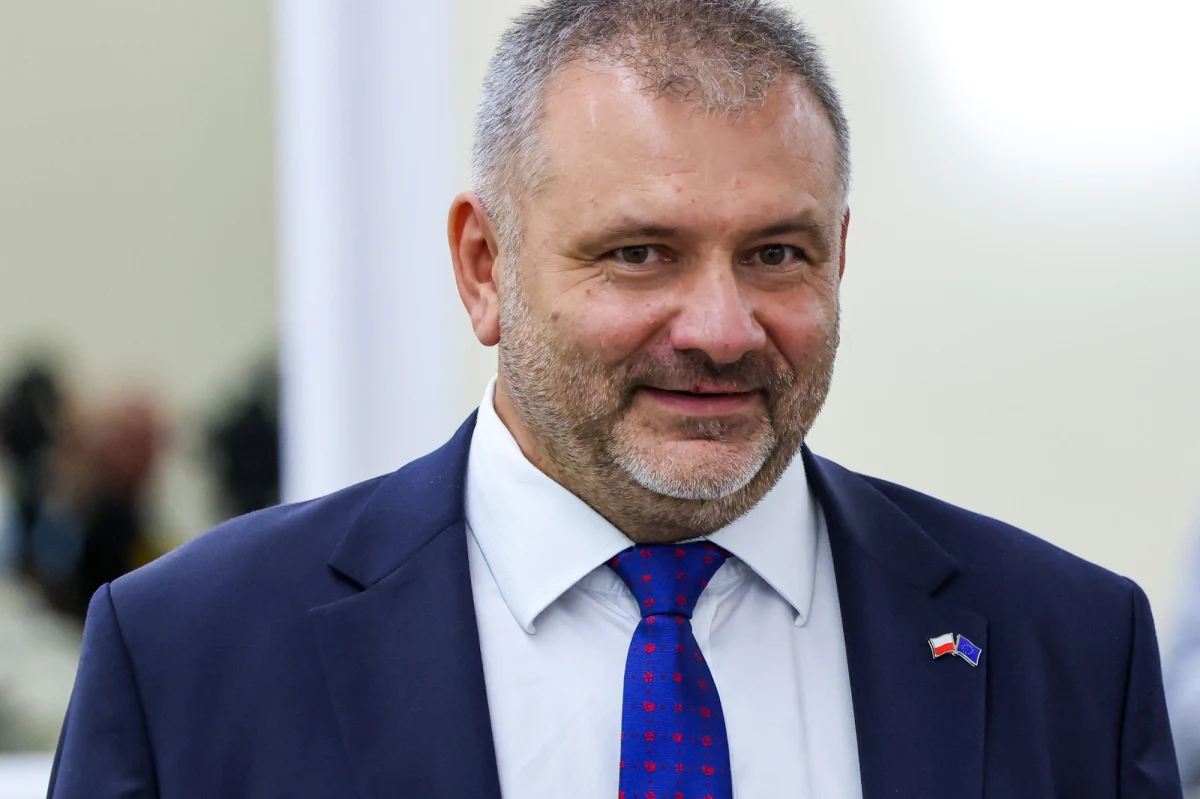 ​Sąd Okręgowy w Tarnowie po rozpoznaniu apelacji obrońcy Emilii Sz., znanej też jako "Mała Emi" w całości podtrzymał wyrok pierwszej instancji nałożenia grzywny w wysokości 6 tysięcy złotych wobec byłej żony Tomasza Szmydta - byłego polskiego sędziego, który zbiegł na Białoruś i poprosił reżim Łukaszenki o azyl. Sprawa Emilii Sz. dotyczyła pomówień i znieważenia obecnego ministra sprawiedliwości Waldemara Żurka i miała związek z tzw. aferą hejterską w Ministerstwie Sprawiedliwości, gdy resortem kierował Zbigniew Ziobro. Wyrok tarnowskiego sądu jest prawomocny. 