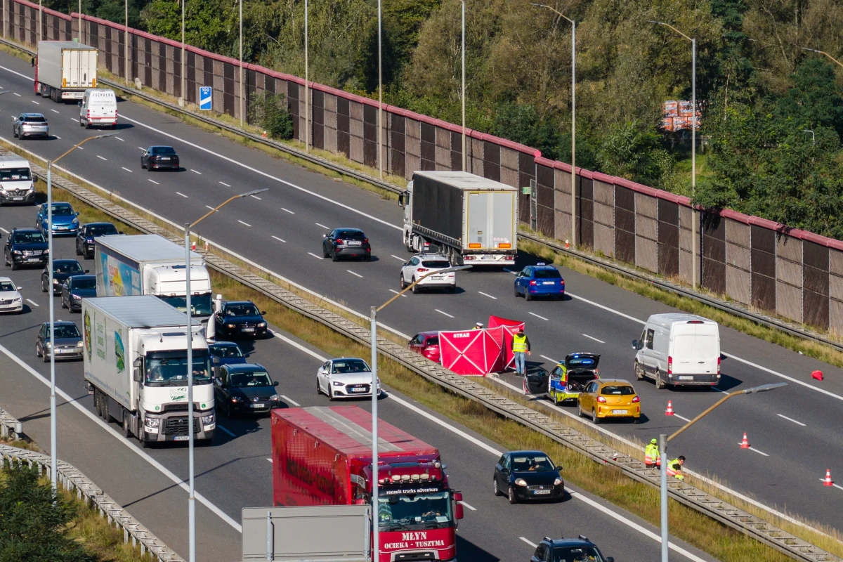 ​Na autostradzie A-4 w Rudzie Śląskiej (woj. śląskie) doszło do śmiertelnego wypadku, który spowodował poważne utrudnienia w ruchu. Kierowca samochodu osobowego najprawdopodobniej zasłabł podczas jazdy i uderzył w bariery. Mimo szybkiej interwencji służb ratunkowych, mężczyzny nie udało się uratować.