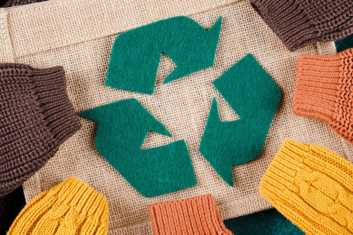 Fioletowy worek na niechciane tekstylia. Kielce wprowadzają ułatwienie