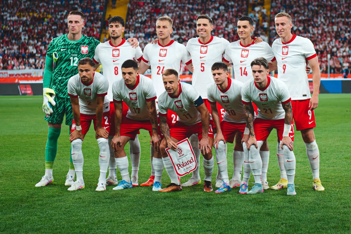Reprezentacja Polski zanotowała awans w najnowszym rankingu Międzynarodowej Federacji Piłki Nożnej (FIFA). Biało-Czerwoni przesunęli się z 37. na 36. miejsce, poprawiając swój dorobek punktowy po wrześniowych meczach eliminacyjnych do mistrzostw świata 2026.
