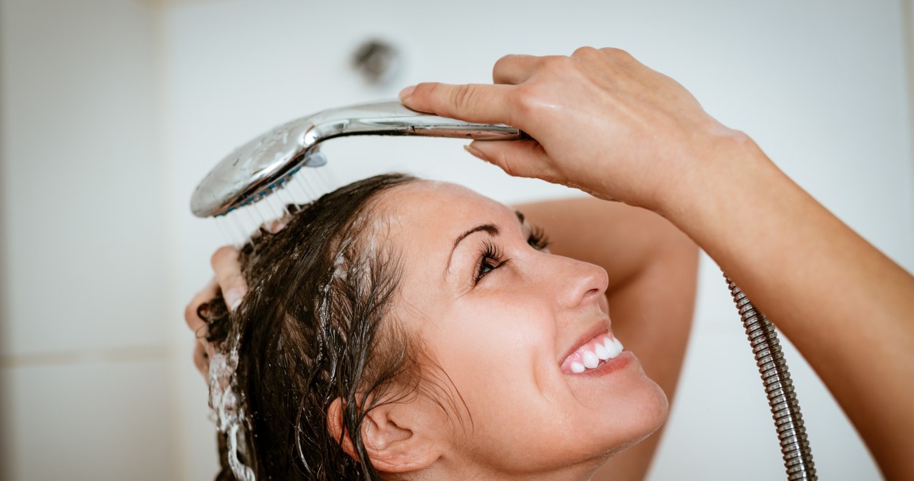 Rano czy wieczorem. Kiedy lepiej brać prysznic?